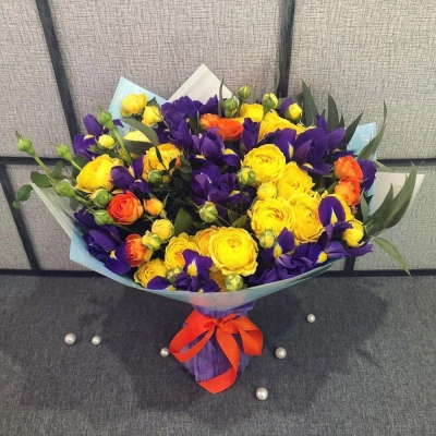 Роскошный букет из синих ирисов и кустовых роз с зеленью – гармония контрастов Бокситогорск Ленинградская область
