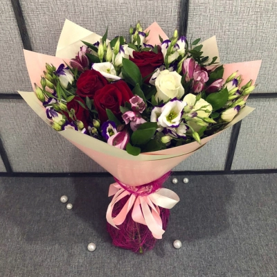 Букет из роз, эустом и альстромерий – гармония утонченности и свежести Бокситогорск Ленинградская область