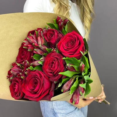 Букет «Страсть» – гармония красных роз и нежных альстромерий Бокситогорск Ленинградская область Букет «Страсть» – гармония красных роз и нежных альстромерий Бокситогорск Ленинградская область