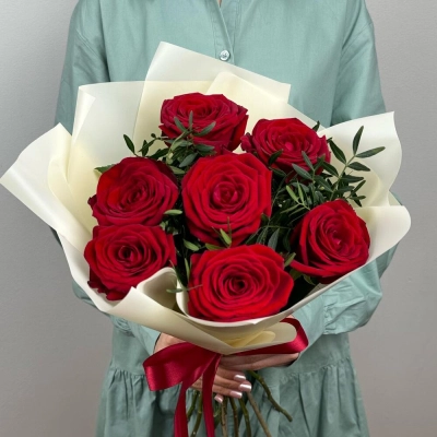 Букет «Гранатовый» из красных роз в роскошной упаковке Бокситогорск Ленинградская область Букет «Гранатовый» из красных роз в роскошной упаковке Бокситогорск Ленинградская область