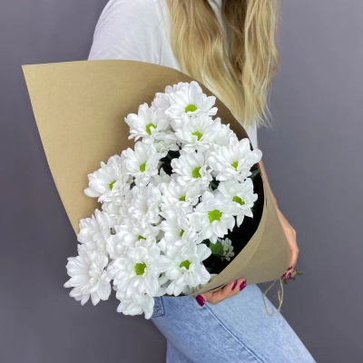 Букет из 5 белых хризантем в крафте – лаконичная элегантность Бокситогорск Ленинградская область Букет из 5 белых хризантем в крафте – лаконичная элегантность Бокситогорск Ленинградская область