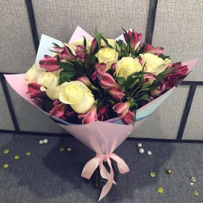 Нежный букет из белых роз и розовых альстромерий – гармония чистоты и нежности Бокситогорск Ленинградская область Нежный букет из белых роз и розовых альстромерий – гармония чистоты и нежности Бокситогорск Ленинградская область