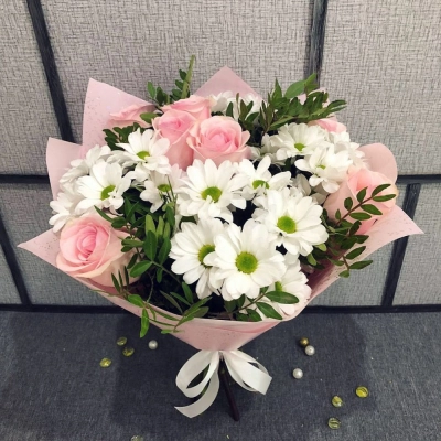Букет из розовых роз и белых хризантем – элегантность в каждой детали Бокситогорск Ленинградская область Букет из розовых роз и белых хризантем – элегантность в каждой детали Бокситогорск Ленинградская область