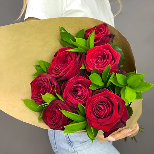 Букет из красных роз с рускусом в крафтовой упаковке – классика с изюминкой Бокситогорск Ленинградская область Букет из красных роз с рускусом в крафтовой упаковке – классика с изюминкой Бокситогорск Ленинградская область
