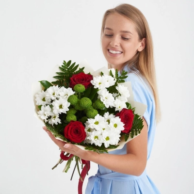 Букет «Настроение» – гармония красных эквадорских роз и нежных хризантем Бокситогорск Ленинградская область Букет «Настроение» – гармония красных эквадорских роз и нежных хризантем Бокситогорск Ленинградская область