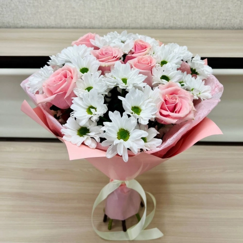 Букет «Ягодное Рафаэлло» – нежность розовых роз и белых хризантем Бокситогорск Ленинградская область Букет «Ягодное Рафаэлло» – нежность розовых роз и белых хризантем Бокситогорск Ленинградская область