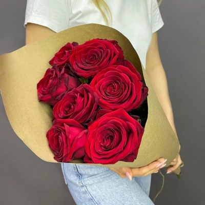 Букет из 7 красных роз в крафте – страсть в стильной упаковке Бокситогорск Ленинградская область Букет из 7 красных роз в крафте – страсть в стильной упаковке Бокситогорск Ленинградская область