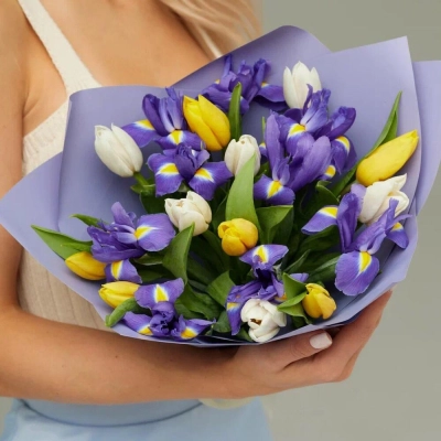 Букет из ирисов и тюльпанов «Весна» Бокситогорск Ленинградская область