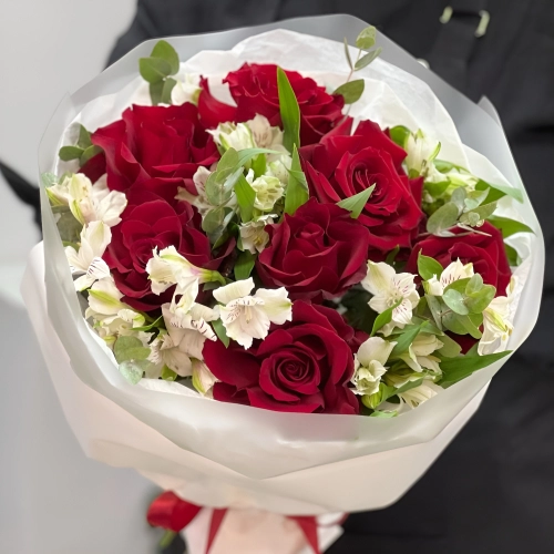 Букет «Любимой» – 7 эквадорских роз и белых альстромерий Бокситогорск Ленинградская область Букет «Любимой» – 7 эквадорских роз и белых альстромерий Бокситогорск Ленинградская область