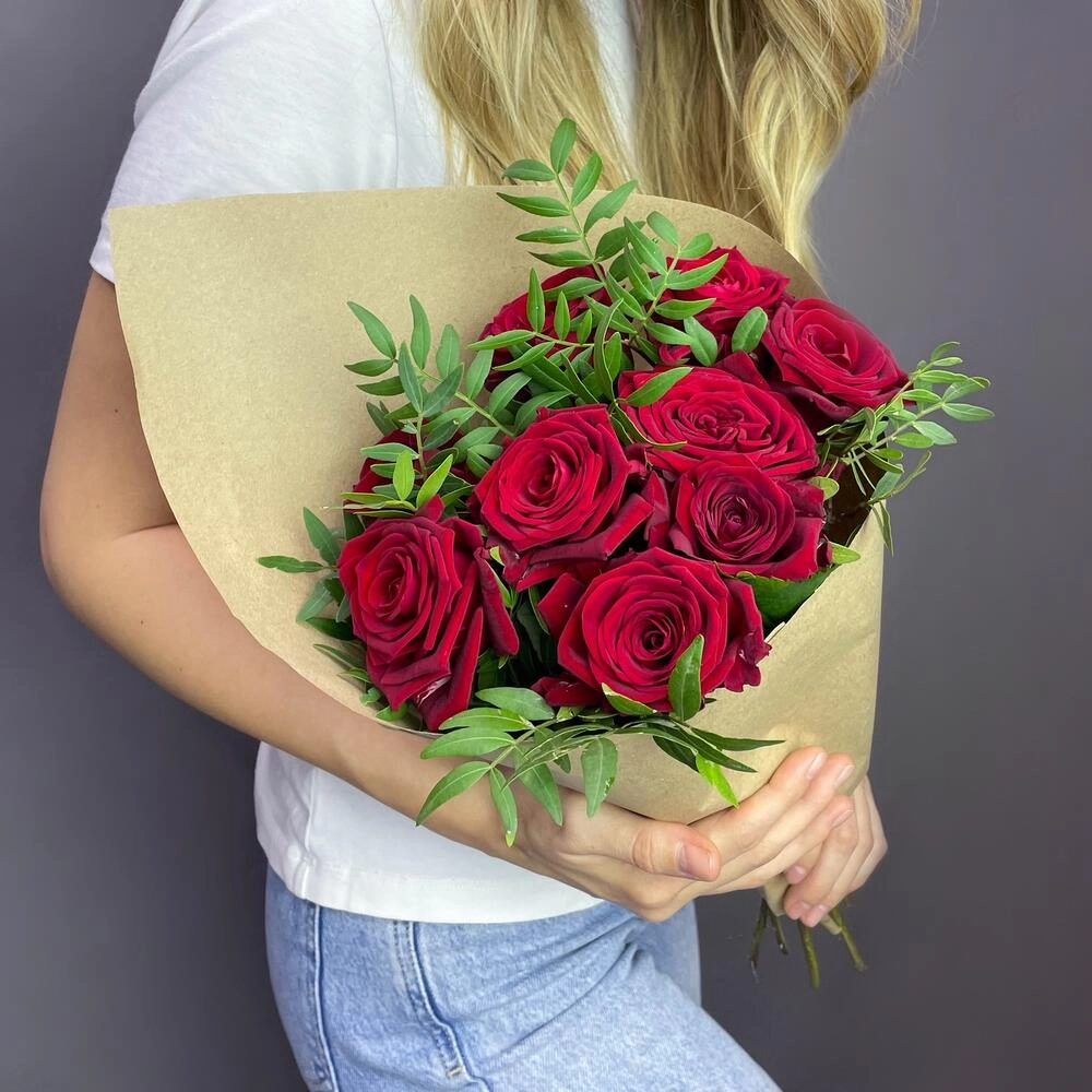 Букет из 9 красных роз с фисташкой – гармония страсти и свежести Бокситогорск Ленинградская область Букет из 9 красных роз с фисташкой – гармония страсти и свежести Бокситогорск Ленинградская область