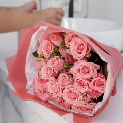 Букет из 9 розовых кустовых роз – нежность в каждом лепестке Бокситогорск Ленинградская область Букет из 9 розовых кустовых роз – нежность в каждом лепестке Бокситогорск Ленинградская область