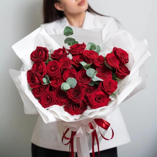 Роскошный букет из 25 красных роз с эвкалиптом – королевский подарок  Бокситогорск Ленинградская область Роскошный букет из 25 красных роз с эвкалиптом – королевский подарок  Бокситогорск Ленинградская область