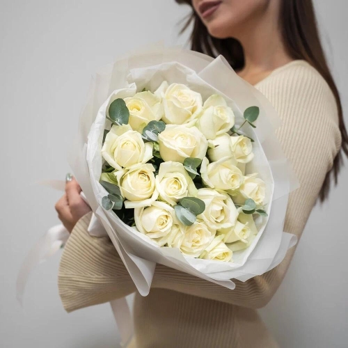 Букет из 15 белых роз с эвкалиптом – чистота и изысканность Бокситогорск Ленинградская область Букет из 15 белых роз с эвкалиптом – чистота и изысканность Бокситогорск Ленинградская область