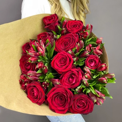 Букет «Стрелиция» – гармония из красных роз и белых альстромерий  Бокситогорск Ленинградская область Букет «Стрелиция» – гармония из красных роз и белых альстромерий  Бокситогорск Ленинградская область