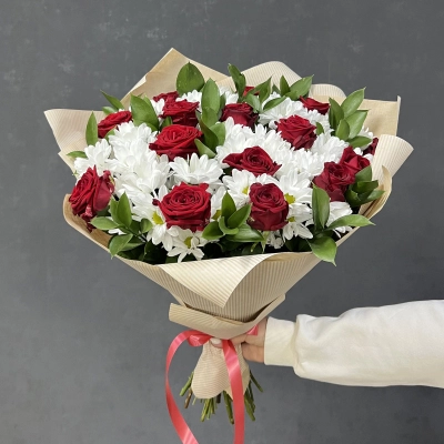 Букет «Романтика» — гармония красных роз и белоснежных хризантем Бокситогорск Ленинградская область Букет «Романтика» — гармония красных роз и белоснежных хризантем Бокситогорск Ленинградская область