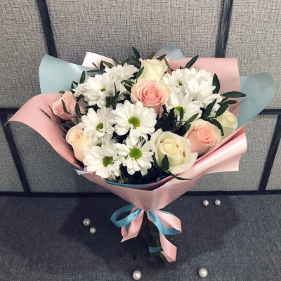 Букет из свежих роз и белых хризантем – гармония нежности и чистоты Бокситогорск Ленинградская область Букет из свежих роз и белых хризантем – гармония нежности и чистоты Бокситогорск Ленинградская область