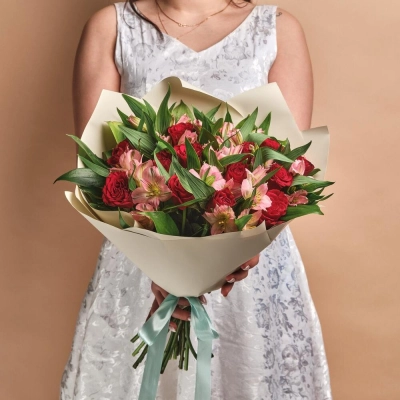 Букет «Нежность слов» — гармония красных роз и нежных альстромерий Бокситогорск Ленинградская область Букет «Нежность слов» — гармония красных роз и нежных альстромерий Бокситогорск Ленинградская область