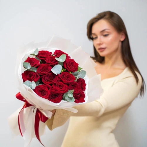 Элегантный букет из 15 красных роз с эвкалиптом – символ страсти и нежности Бокситогорск Ленинградская область Элегантный букет из 15 красных роз с эвкалиптом – символ страсти и нежности Бокситогорск Ленинградская область